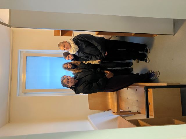 Schülerinnen stehen in einer Zelle der JVA