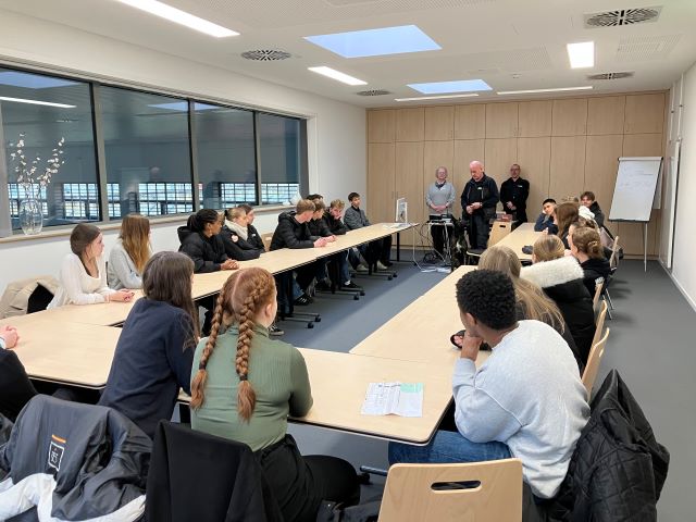 Der Drogenspürhund der JVA zeigt was er kann